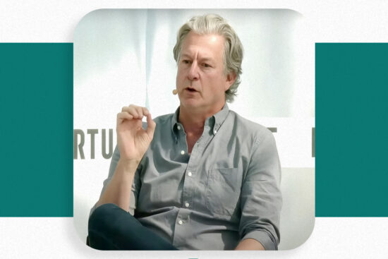 Neil Vogel، CEO People Inc. در حال سخنرانی در کنفرانس Tech